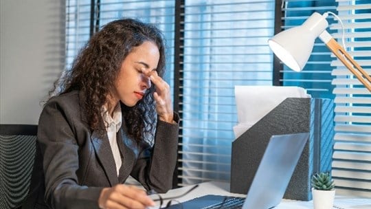Fatigue oculaire et maux de tête : quand vos yeux vous disent stop