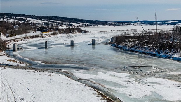 Les piliers du nouveau pont ferroviaire de Vallée-Jonction sont en place