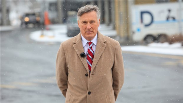 Maxime Bernier dénonce l’immigration de masse lors d’un arrêt à la frontière à Saint-Théophile