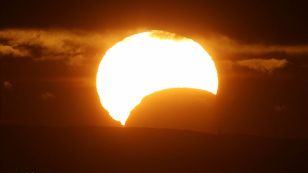 Une éclipse partielle de soleil visible au lever du jour ce samedi