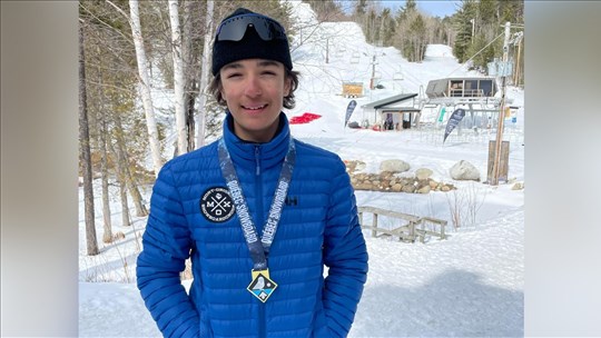 Olivier Pedneault, 15 ans, domine la saison de snowboard-cross dans sa catégorie
