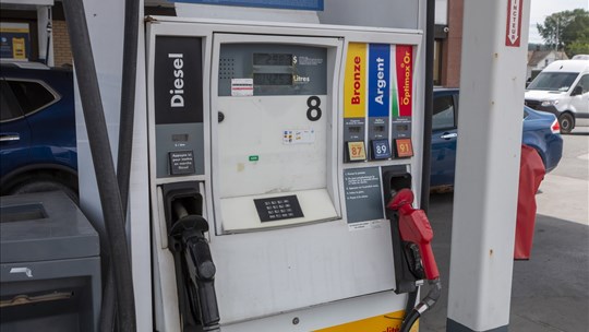 Québec met fin au prix plancher de l’essence pour faire baisser les prix