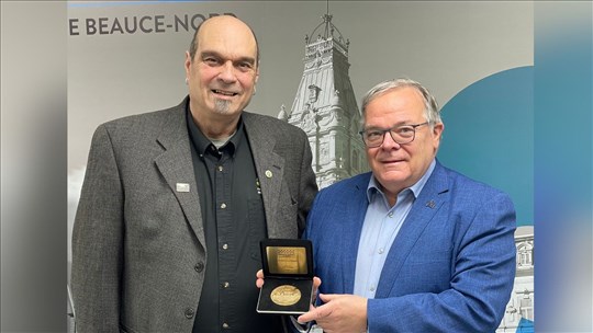La médaille de l’Assemblée nationale à Bob Bélanger