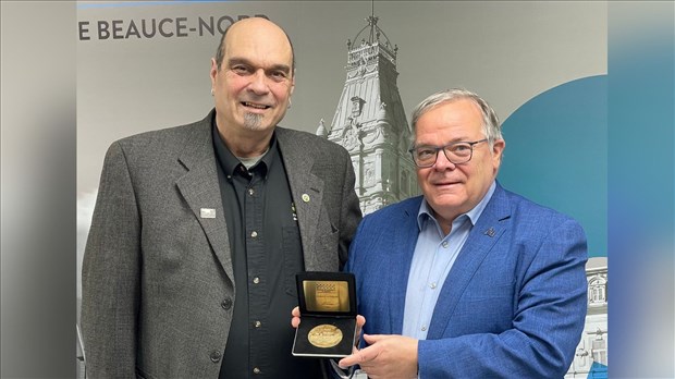 La médaille de l’Assemblée nationale à Bob Bélanger
