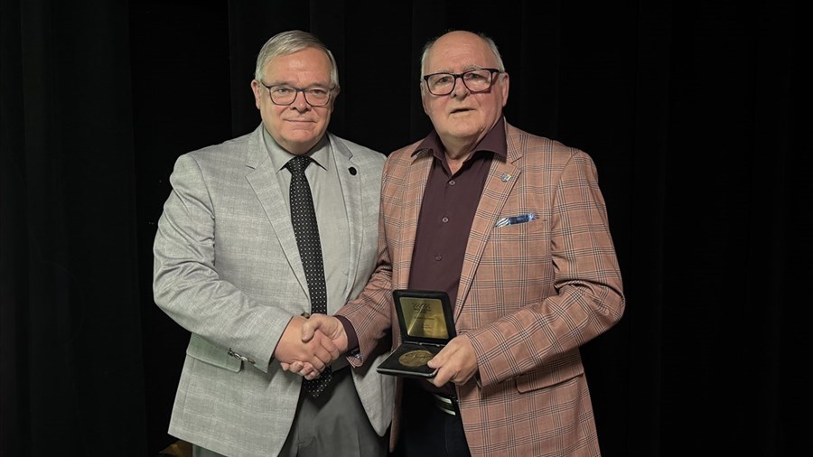 Marcel Roy reçoit la médaille du député pour son engagement à Beauceville