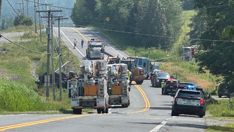 Saint-Éphrem: un camion lourd a percuté une ligne électrique