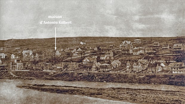 Ancienne maison au toit en mansarde sur la 2e Avenue