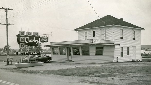Souvenirs du populaire restaurant Charles BBQ 1956-2011