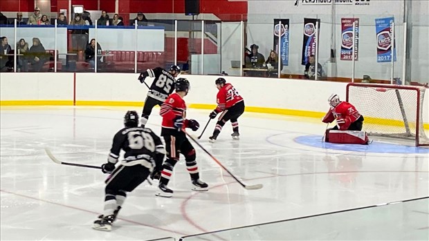 Les Mercenaires divisent mais restent en tête