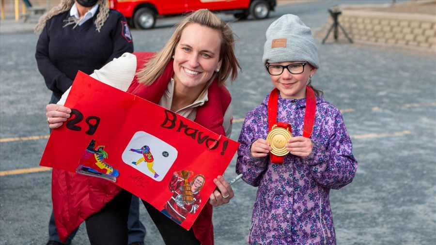Jeux olympiques 2026: Beauceville se met aux couleurs de Marie-Philip Poulin