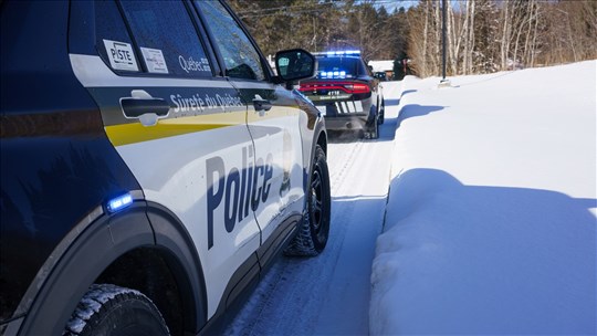 Ivre, il tente d'échapper à la SQ, mais fait une sortie de route