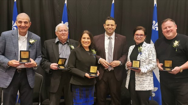 Cinq récipiendaires de la Médaille de l'Assemblée nationale