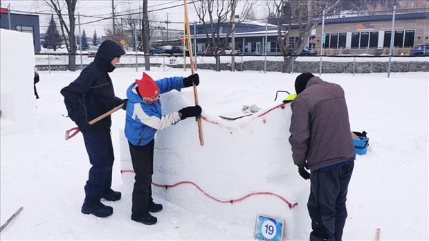 Sculptures sur neige: le concours bat son plein