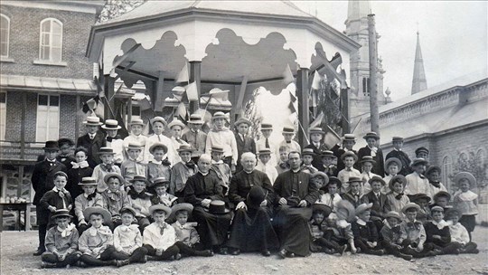 L'ancien kiosque et le jeu du pas-de-géant du vieux couvent