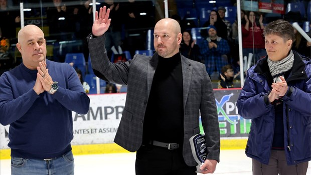 Keven Cloutier honoré par la ligue devant ses partisans
