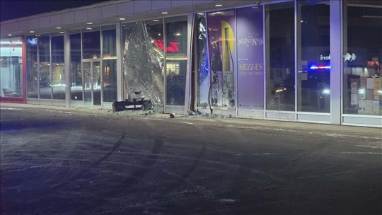 Saint-Georges: une voiture brise plusieurs vitres sur un stationnement