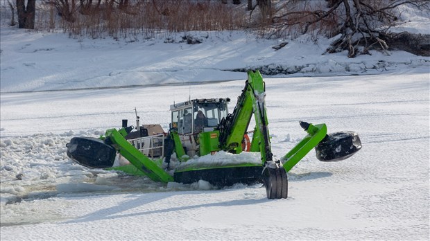 Beauceville: la pelle amphibie de retour sur la rivière Chaudière