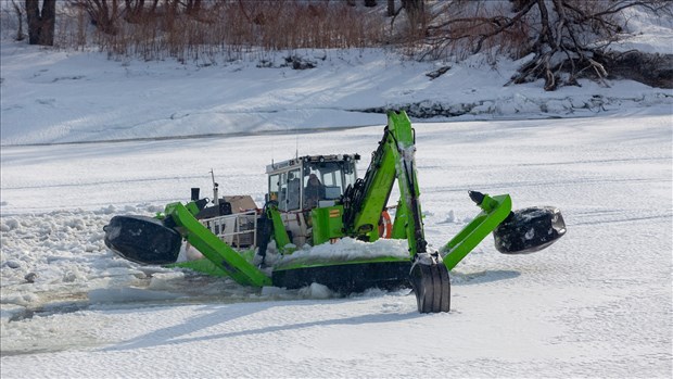 Beauceville: la pelle amphibie de retour sur la rivière Chaudière