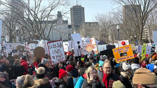 Le Communautaire à boutte manifeste à Québec