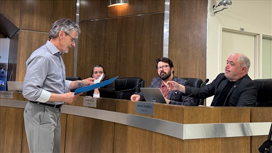 Le groupe St-Georges sans fluor remet une pétition de 1541 signatures à la Ville