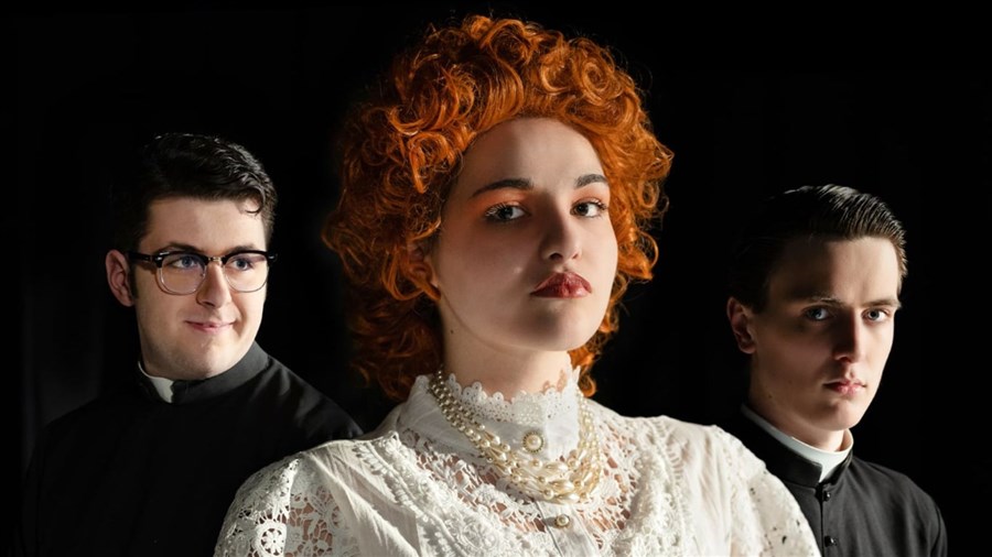 Deux représentations de la pièce «La Divine Illusion»