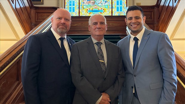 Samuel Poulin souligne les 40 ans de service du sergent Mario Thiboutot