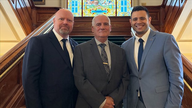 Samuel Poulin souligne les 40 ans de service du sergent Mario Thiboutot