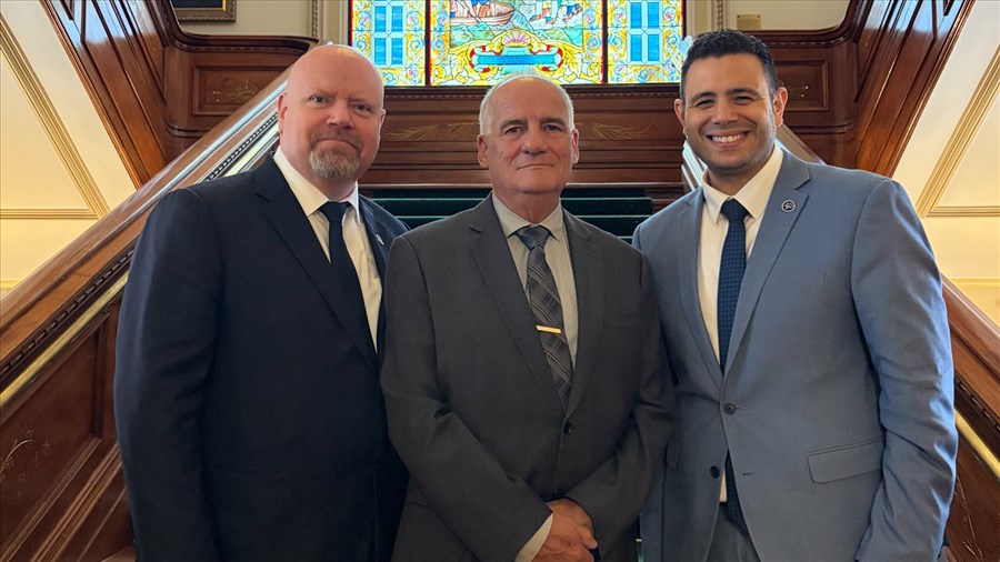 Samuel Poulin souligne les 40 ans de service du sergent Mario Thiboutot