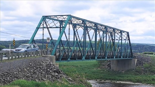 Le pont de la rivière Le Bras fermé une journée de plus
