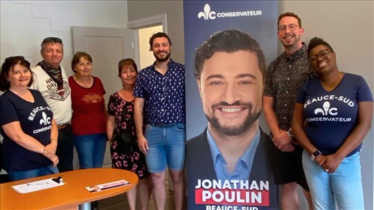 Le candidat Jonathan Poulin ouvre son local électoral