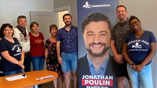 Le candidat Jonathan Poulin ouvre son local électoral