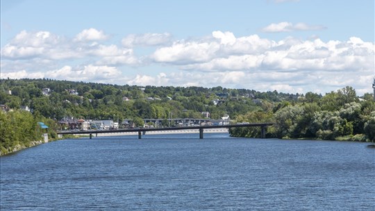 Travaux d’asphaltage sur le pont David-Roy, à Saint-Georges