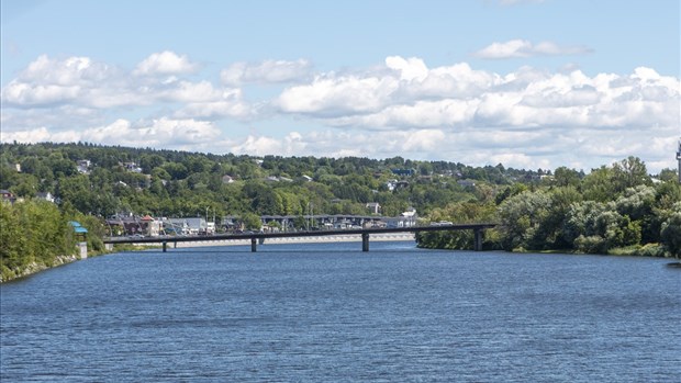 Travaux d’asphaltage sur le pont David-Roy, à Saint-Georges