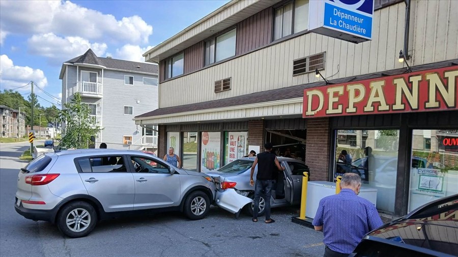 Voiture emboutie dans un dépanneur