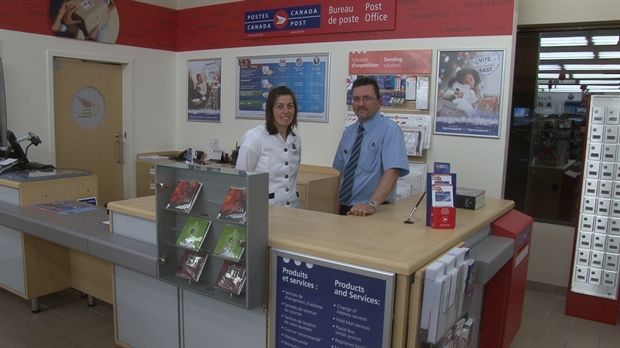 La Pharmacie Jean Coutu De Place Centre Ville Ouvre Un Comptoir Postal Enbeauce Com
